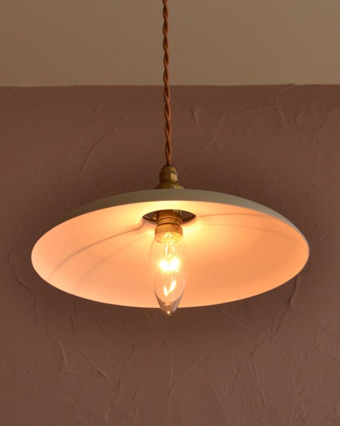 ペンダントライト　照明・ライティング　クリームベージュ色のベレー帽のようなかたちのアイアンシェード(コード・シャンデリア電球・ギャラリーA付き)　夜になると･･･ふわっとした優しい灯りで周りを包み込んでくれるので、一日の疲れを癒してくれます。(pl-299)