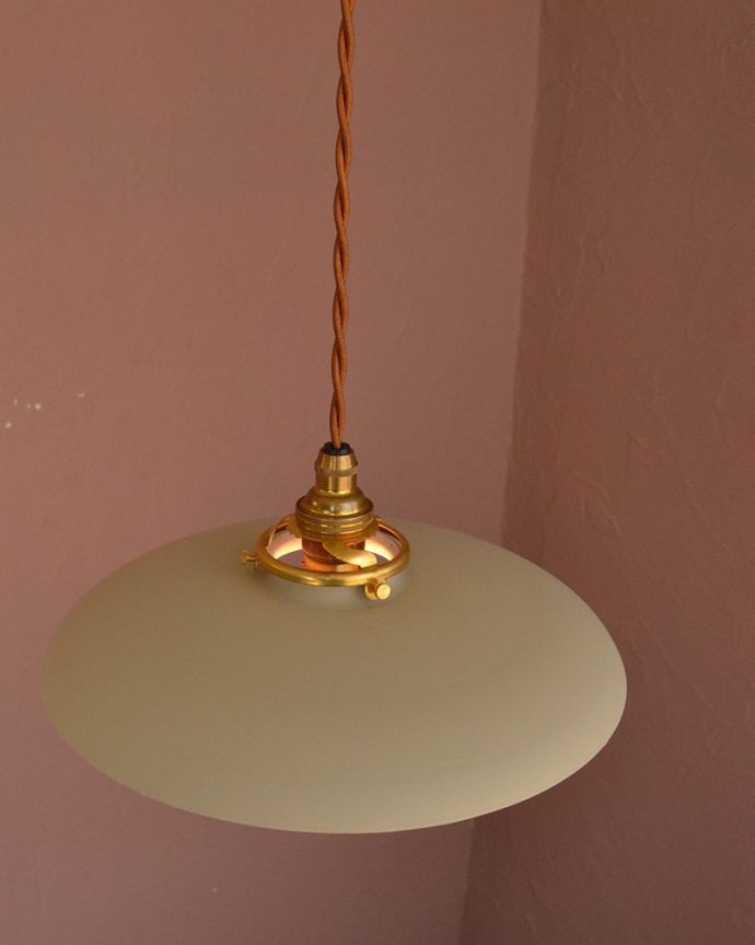 ペンダントライト　照明・ライティング　クリームベージュ色のベレー帽のようなかたちのアイアンシェード(コード・シャンデリア電球・ギャラリーA付き)　上から見ると･･･コードは日本仕様の新しいものです。(pl-299)