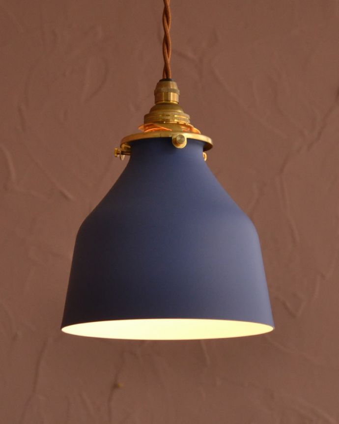 ペンダントライト 照明・ライティング ネイビー色がアクセントカラーになるベルの形のアイアンシェード(コード・シャンデリア電球・ギャラリーA付き) おしゃれな色が魅力のペンダントライトネイビー色のツートンカラーのアイアンシェード。(pl-300)