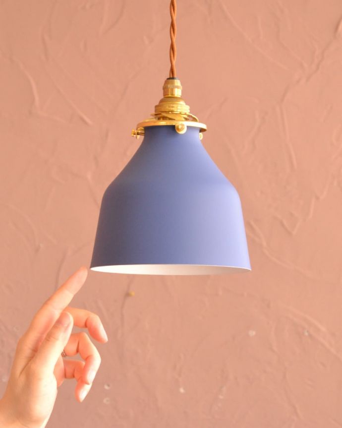 ペンダントライト 照明・ライティング ネイビー色がアクセントカラーになるベルの形のアイアンシェード(コード・シャンデリア電球・ギャラリーA付き) 大きさはコレくらいシンプルな小さなベルの形のシェードは、灯りが点いていない時も、アクセントカラーとしてお部屋を彩ります。(pl-300)