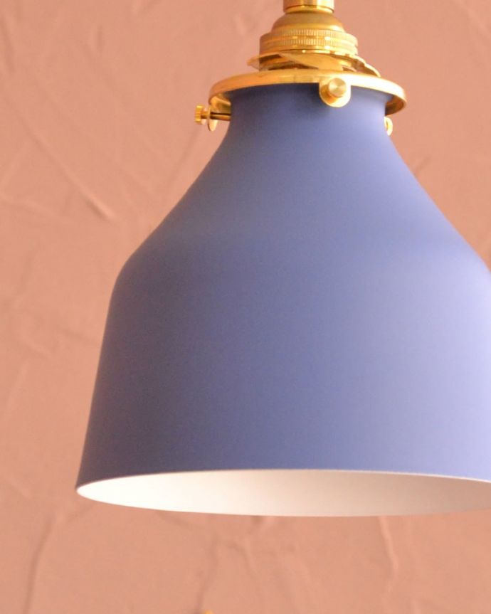 ペンダントライト 照明・ライティング ネイビー色がアクセントカラーになるベルの形のアイアンシェード(コード・シャンデリア電球・ギャラリーA付き) 1つ1つ表情が違いますシェードは手作りのため一つ一つ誤差があったり、キズ、汚れが入っている場合もあります。(pl-300)