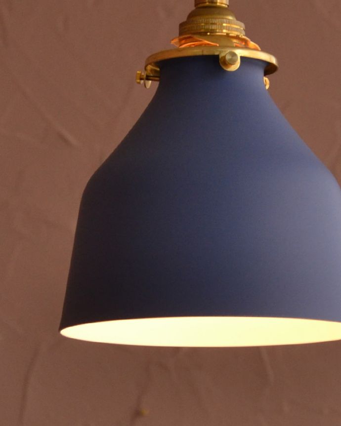 ペンダントライト 照明・ライティング ネイビー色がアクセントカラーになるベルの形のアイアンシェード(コード・シャンデリア電球・ギャラリーA付き) どんなお部屋にも似合いますスッキリしたフォルムのペンダントライトは、どんなインテリアのお部屋にも合わせやすいのでおススメです。(pl-300)