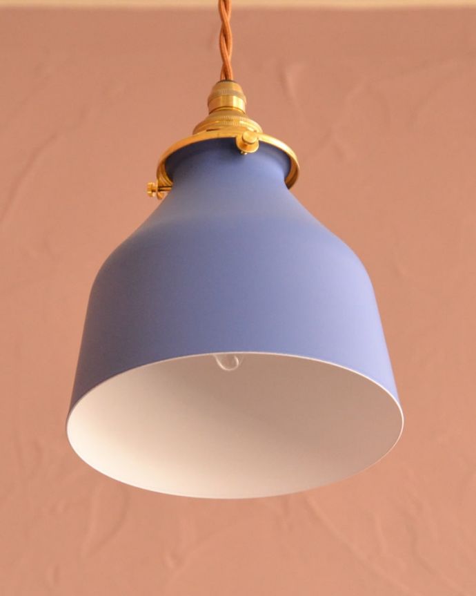 ペンダントライト 照明・ライティング ネイビー色がアクセントカラーになるベルの形のアイアンシェード(コード・シャンデリア電球・ギャラリーA付き) 下から見上げると・・・実際に取り付けてカウンターやダイニングの下からのぞくとこんな感じです。(pl-300)