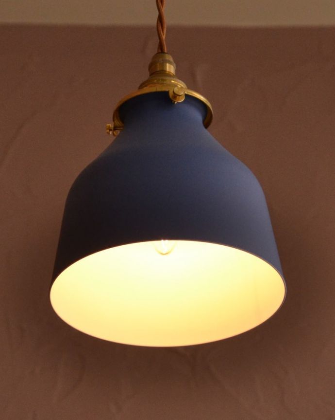 ペンダントライト 照明・ライティング ネイビー色がアクセントカラーになるベルの形のアイアンシェード(コード・シャンデリア電球・ギャラリーA付き) 夜になると・・・ふわっとした優しい灯りで周りを包み込んでくれるので、一日の疲れを癒してくれます。(pl-300)