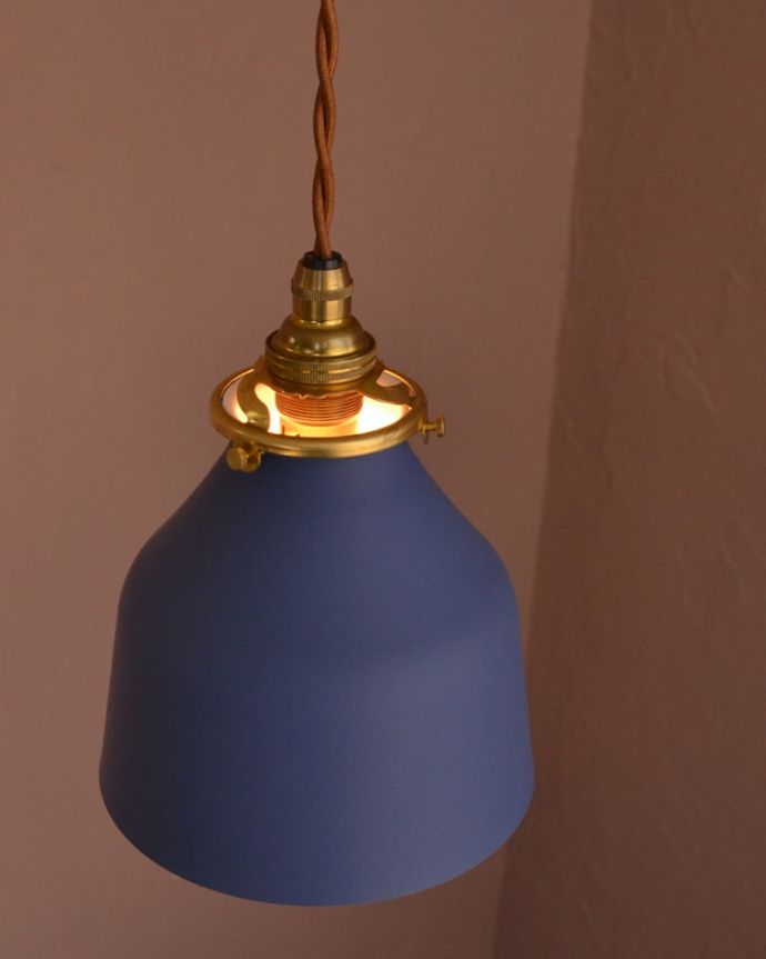 ペンダントライト 照明・ライティング ネイビー色がアクセントカラーになるベルの形のアイアンシェード(コード・シャンデリア電球・ギャラリーA付き) 上から見ると・・・コードは日本仕様の新しいものです。(pl-300)