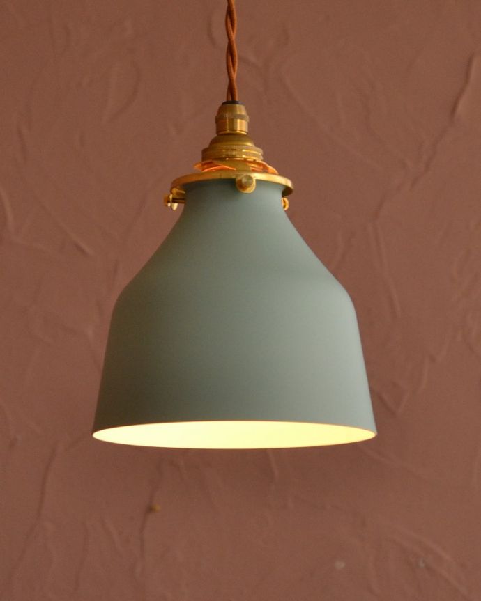 ペンダントライト 照明・ライティング ミント色がアクセントカラーになるベルの形のアイアンシェード(コード・シャンデリア電球・ギャラリーA付き) おしゃれな色が魅力のペンダントライト元気が出るマスタード色のツートンカラーのアイアンシェード。(pl-302)