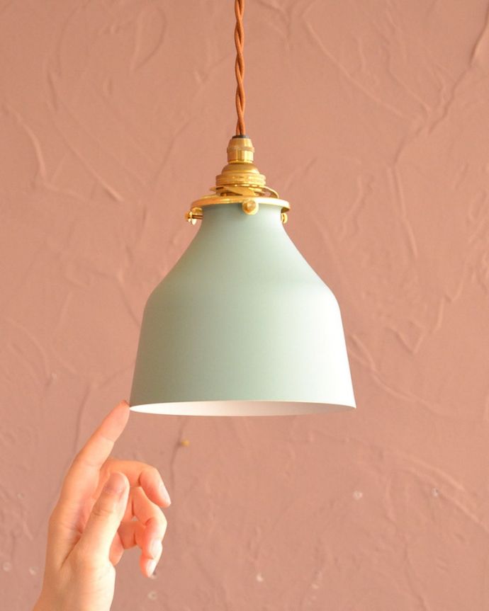 ペンダントライト 照明・ライティング ミント色がアクセントカラーになるベルの形のアイアンシェード(コード・シャンデリア電球・ギャラリーA付き) 大きさはコレくらいシンプルな小さなベルの形のシェードは、灯りが点いていない時も、アクセントカラーとしてお部屋を彩ります。(pl-302)