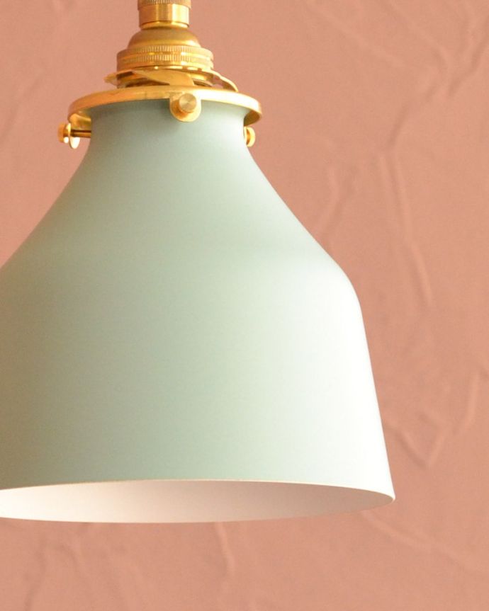 ペンダントライト 照明・ライティング ミント色がアクセントカラーになるベルの形のアイアンシェード(コード・シャンデリア電球・ギャラリーA付き) 1つ1つ表情が違いますシェードは手作りのため一つ一つ誤差があったり、キズ、汚れが入っている場合もあります。(pl-302)