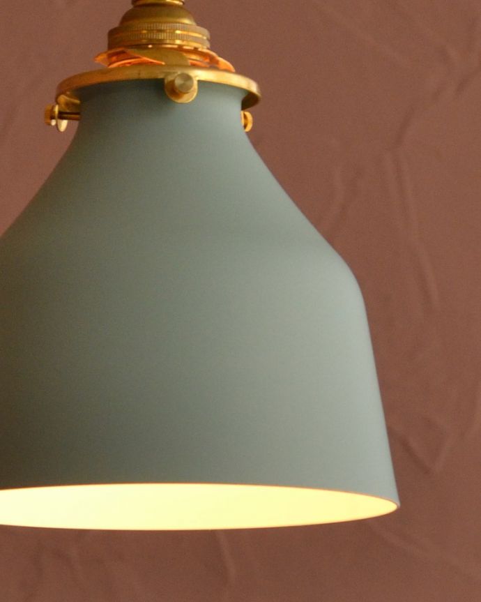 ペンダントライト 照明・ライティング ミント色がアクセントカラーになるベルの形のアイアンシェード(コード・シャンデリア電球・ギャラリーA付き) どんなお部屋にも似合いますスッキリしたフォルムのペンダントライトは、どんなインテリアのお部屋にも合わせやすいのでおススメです。(pl-302)