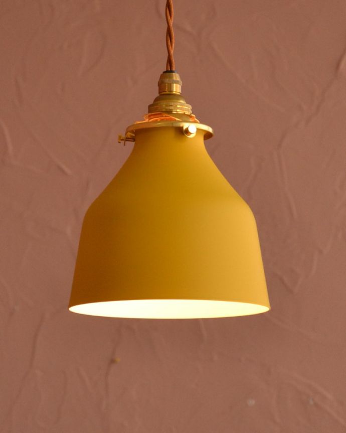 照明・ライティング　小さな鐘のようなシルエットのアイアンシェード・マスタード(コード・シャンデリア電球・ギャラリーA付き)　ほっこりとした灯りのペンダントライトマスタード色がとっても可愛いアイアンのペンダントライトです。(pl-304)