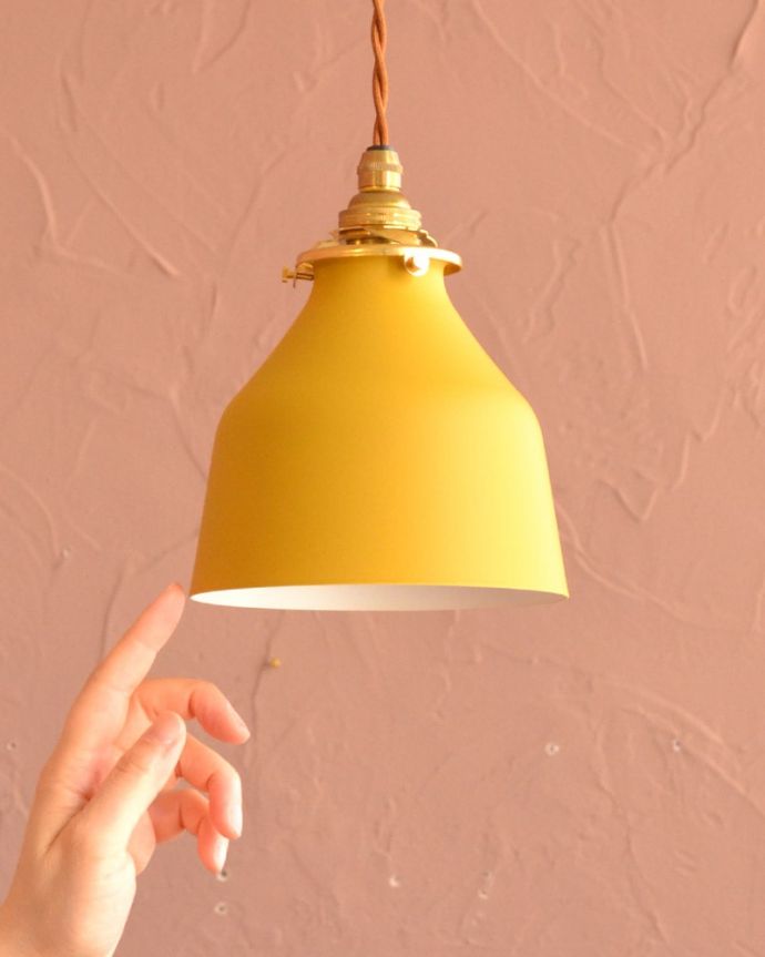 照明・ライティング　小さな鐘のようなシルエットのアイアンシェード・マスタード(コード・シャンデリア電球・ギャラリーA付き)　お部屋の中をふわっと彩りますアイアンのシェードは、灯りが点いていない時も、お部屋の中のアクセサリーとしてお部屋を彩ってくれます。(pl-304)