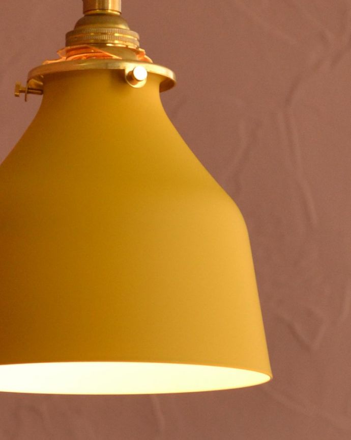 照明・ライティング　小さな鐘のようなシルエットのアイアンシェード・マスタード(コード・シャンデリア電球・ギャラリーA付き)　どこかレトロな雰囲気アンティーク風のシンプルでオシャレなデザインは、どんなお部屋にも似合います。(pl-304)