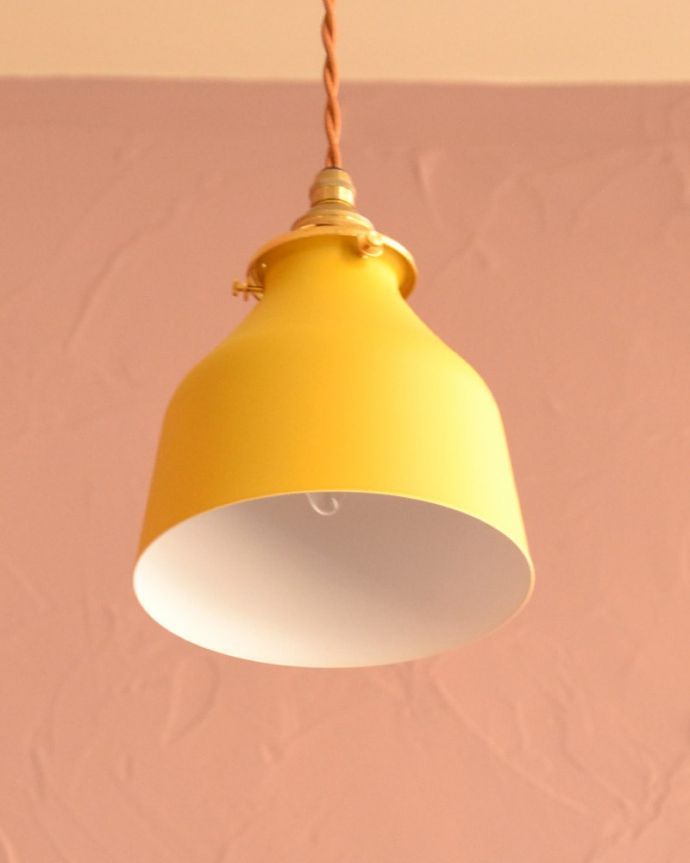 照明・ライティング　アイアンシェード・エナン・マスタード　下から見上げると･･･実際に取り付けてカウンターやダイニングの下からのぞくとこんな感じです。(pl-304)