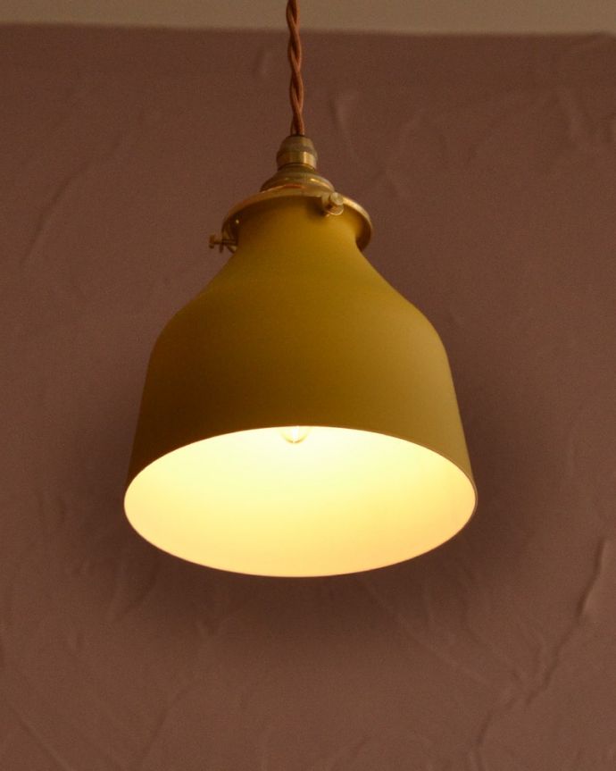 照明・ライティング　小さな鐘のようなシルエットのアイアンシェード・マスタード(コード・シャンデリア電球・ギャラリーA付き)　夜になると･･･ふわっとした優しい灯りで周りを包み込んでくれるので、一日の疲れを癒してくれます。(pl-304)