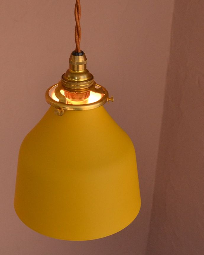 照明・ライティング　小さな鐘のようなシルエットのアイアンシェード・マスタード(コード・シャンデリア電球・ギャラリーA付き)　コードは日本仕様お客様のご希望に合わせてお作りしてからお届けします。(pl-304)