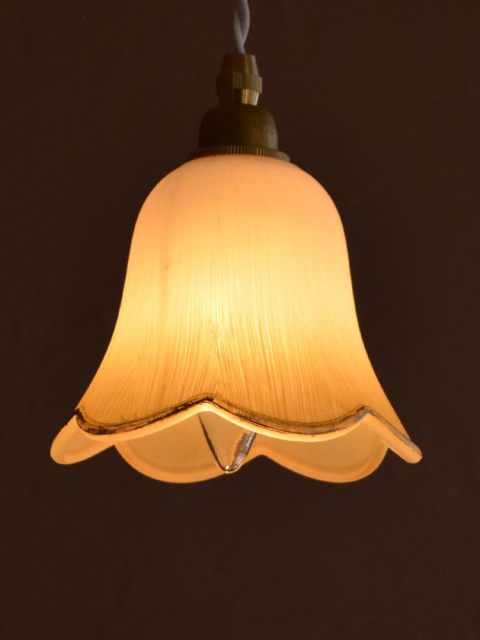 ペンダントライト　照明・ライティング　お花の形をした可愛いガラスのペンダントライトセット(コード付き・電球・ギャラリーなし)　お部屋のアクセサリーを楽しんでみませんか？ガラスシェードのペンダントライトは気軽で使いやすく人気の照明器具。(pl-306)