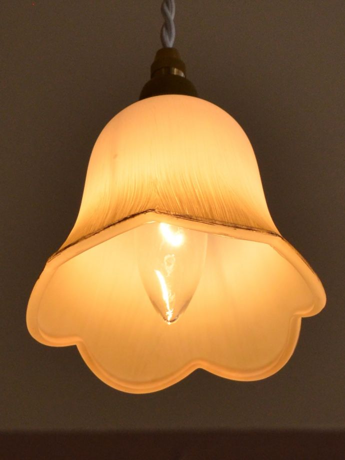 ペンダントライト　照明・ライティング　お花の形をした可愛いガラスのペンダントライトセット(コード付き・電球・ギャラリーなし)　灯りを点けると･･･毎日の疲れをホッと癒してくれる灯り。(pl-306)