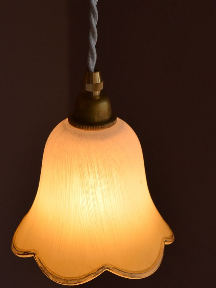 ペンダントライト　照明・ライティング　お花の形をした可愛いガラスのペンダントライトセット(コード付き・電球・ギャラリーなし)　上から見ると･･･コードは日本仕様の新しいものです。(pl-306)