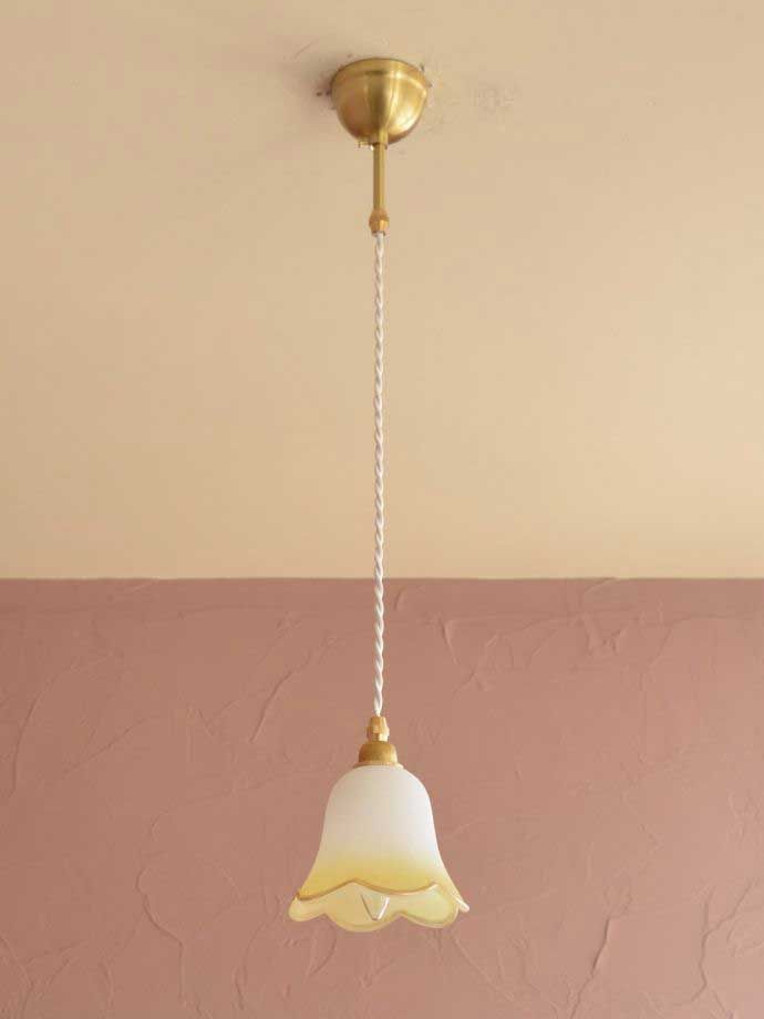 ペンダントライト　照明・ライティング　お花の形をした可愛いガラスのペンダントライトセット（イエロー）(コード付き・電球・ギャラリーなし)　ペンダントライトの全体は･･･お家で取り付けて全体を見ると、こんな感じです。(pl-306)