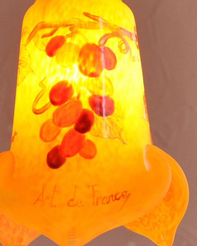 点灯後のペンダントライトの灯り