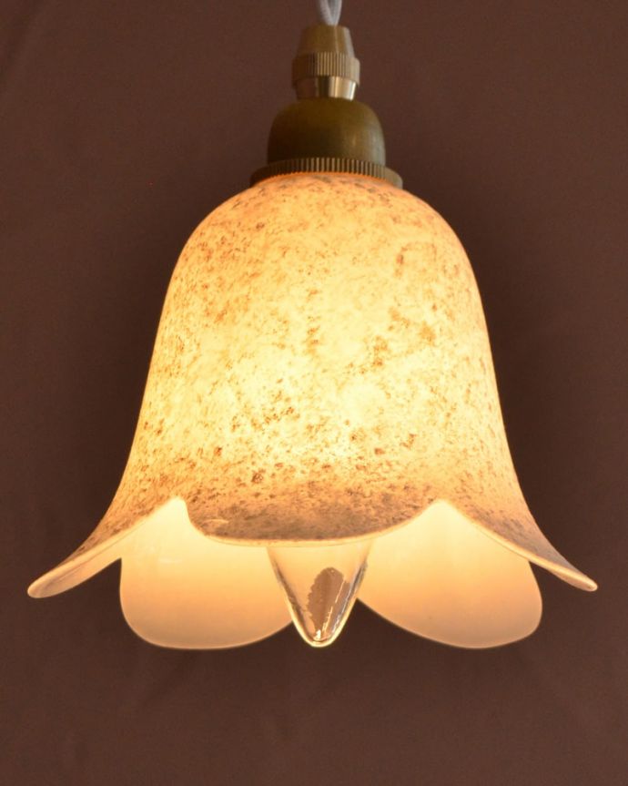 ペンダントライト　照明・ライティング　お花の形をした可愛いガラスのペンダントライトセット(コード付き・電球・ギャラリーなし)　お部屋のアクセサリーを楽しんでみませんか？ガラスシェードのペンダントライトは気軽で使いやすく人気の照明器具。(pl-307)