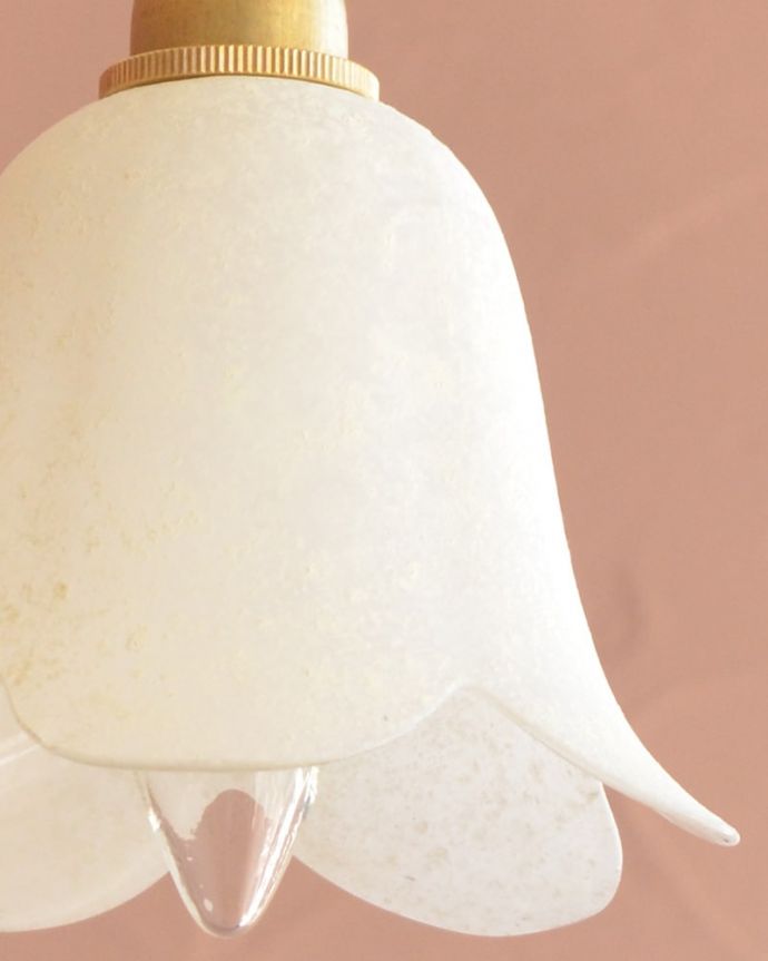 ペンダントライト　照明・ライティング　お花の形をした可愛いガラスのペンダントライトセット(コード付き・電球・ギャラリーなし)　1つ1つ微妙に違っていますシェードは手作りなので、誤差があったり、気泡やキズ、汚れが入っている場合もあります。(pl-307)