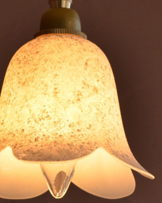 ペンダントライト　照明・ライティング　ペンダントライト(コードセット)　夜になって灯りを点けると･･･ガラスのシェードはとても優しい雰囲気。(pl-307)