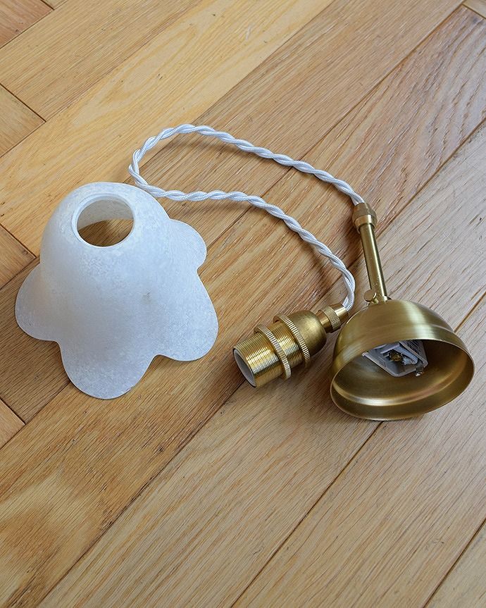 ペンダントライト　照明・ライティング　お花の形をした可愛いガラスのペンダントライトセット(コード付き・電球・ギャラリーなし)　すぐに取り付けOKシェード、コード、電球1個、を全てセットでお届けするので届いてすぐに取り付け出来ます。(pl-307)