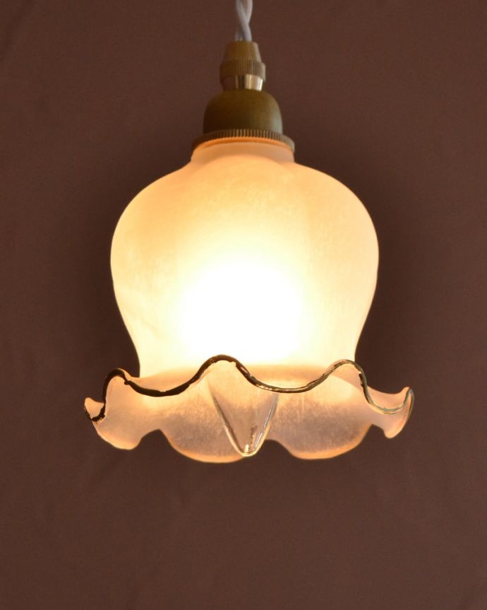 ペンダントライト 照明・ライティング すずらんのお花の形をした可愛いガラスのペンダントライト(コード・丸球・ギャラリーなし) お部屋のアクセサリーを楽しんでみませんか?ガラスシェードのペンダントライトは気軽で使いやすく人気の照明器具。(pl-308)