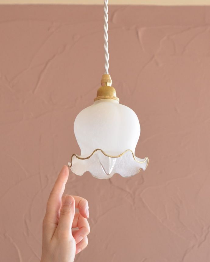 ペンダントライト 照明・ライティング すずらんのお花の形をした可愛いガラスのペンダントライト(コード・丸球・ギャラリーなし) 可愛らしいデザイン&サイズ灯りが点いていない時も可愛いフォルムでお部屋を彩ってくれます。(pl-308)