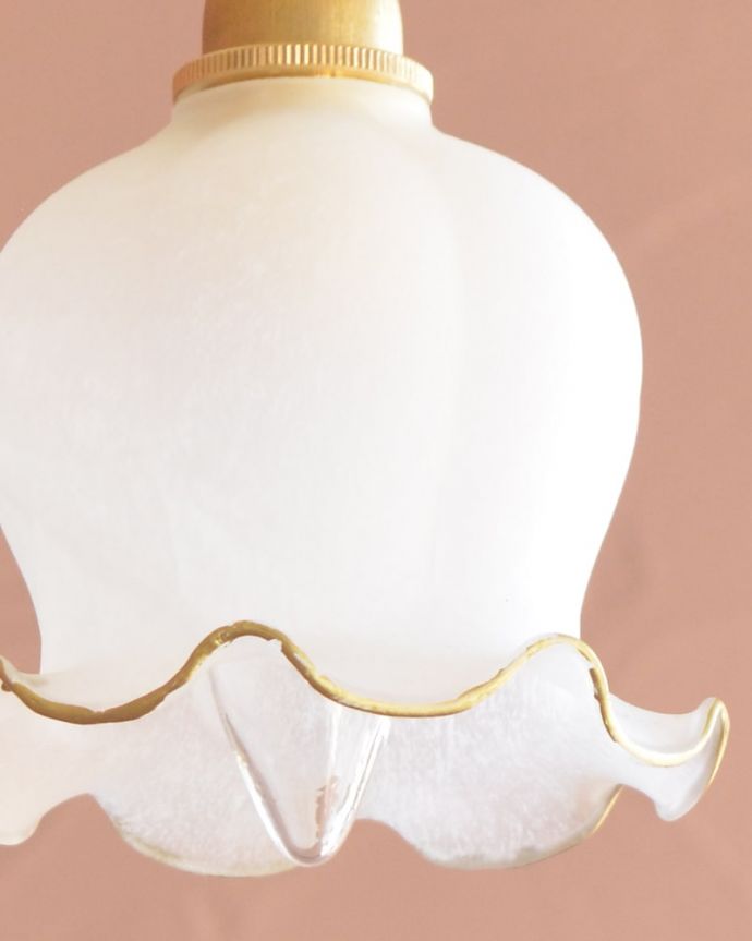 ペンダントライト 照明・ライティング すずらんのお花の形をした可愛いガラスのペンダントライト(コード・丸球・ギャラリーなし) 1つ1つ微妙に違っていますシェードは手作りなので、誤差があったり、気泡やキズ、汚れが入っている場合もあります。(pl-308)