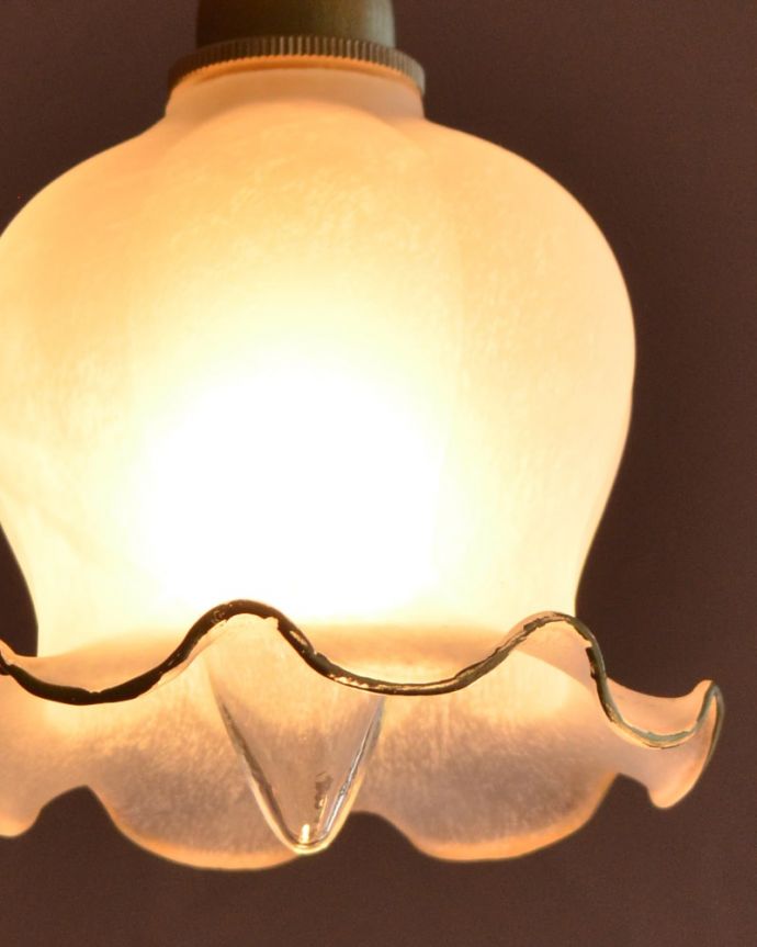 ペンダントライト 照明・ライティング すずらんのお花の形をした可愛いガラスのペンダントライト(コード・丸球・ギャラリーなし) 夜になって灯りを点けると・・・ガラスのシェードはとても優しい雰囲気。(pl-308)