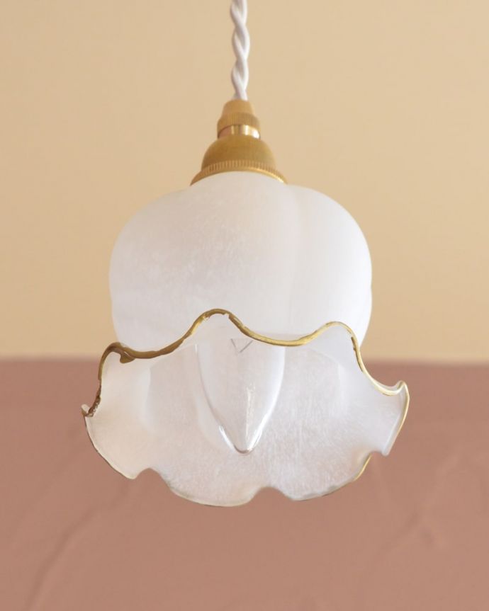 ペンダントライト 照明・ライティング すずらんのお花の形をした可愛いガラスのペンダントライト(コード・丸球・ギャラリーなし) 下から見上げると・・・実際に取り付けてカウンターやダイニングの下からのぞくとこんな感じです。(pl-308)