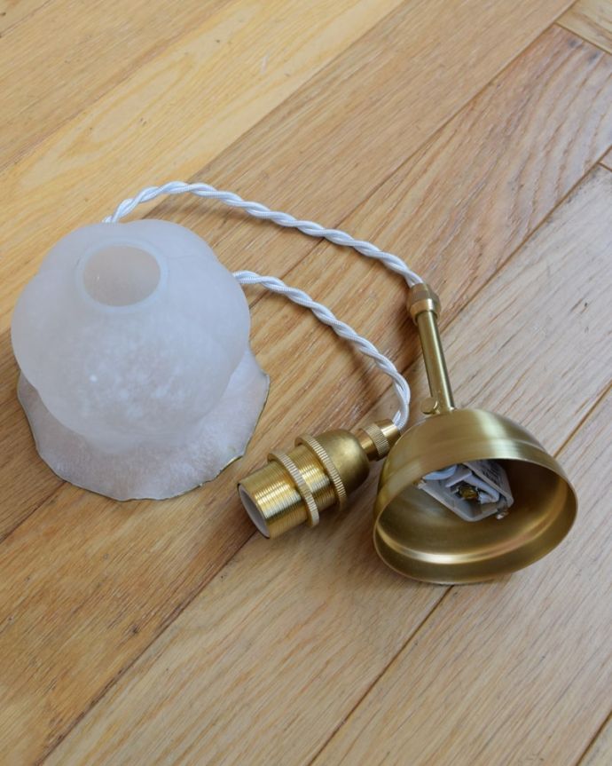 ペンダントライト 照明・ライティング すずらんのお花の形をした可愛いガラスのペンダントライト(コード・丸球・ギャラリーなし)。すぐに取り付けOKシェード、コード、電球1個、を全てセットでお届けするので届いてすぐに取り付け出来ます。(pl-277)