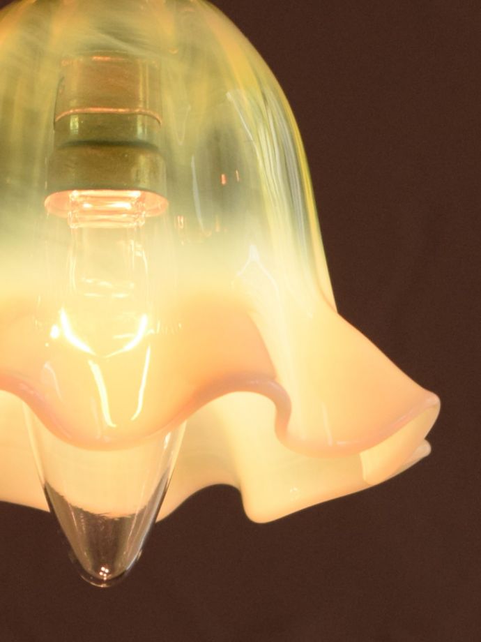 点灯後のペンダントライトの灯り