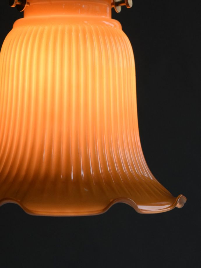 点灯後のペンダントライトの灯り