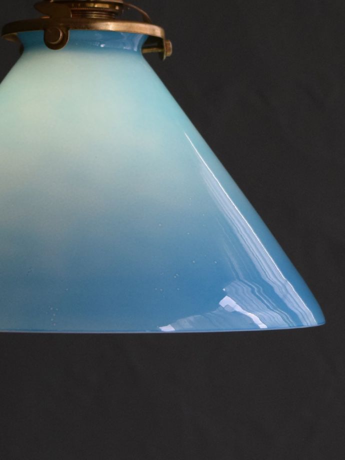 点灯後のペンダントライトの灯り