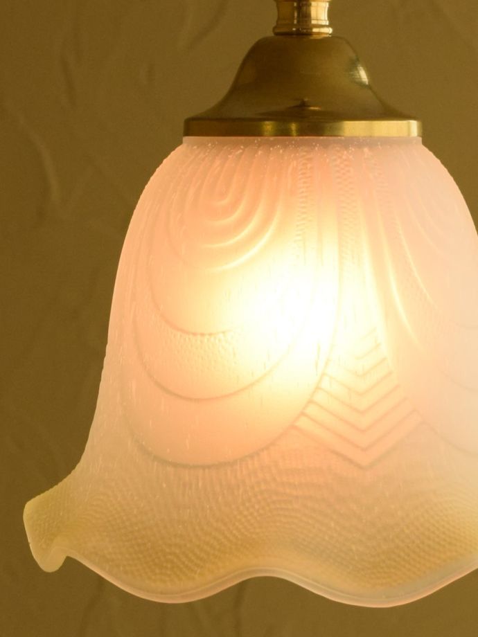 点灯後のペンダントライトの灯り