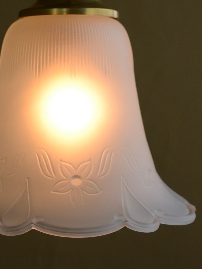 点灯後のペンダントライトの灯り