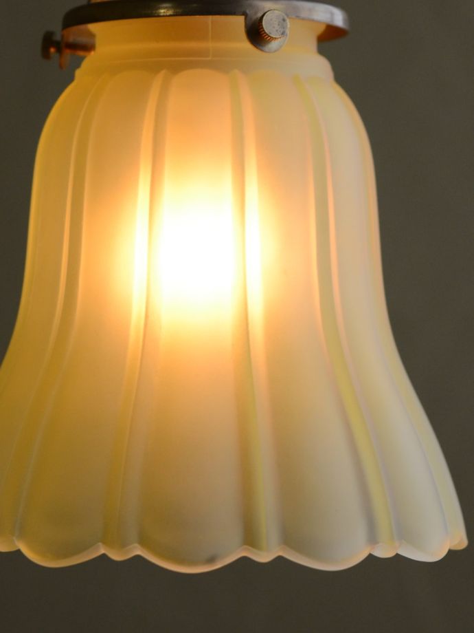 点灯後のペンダントライトの灯り