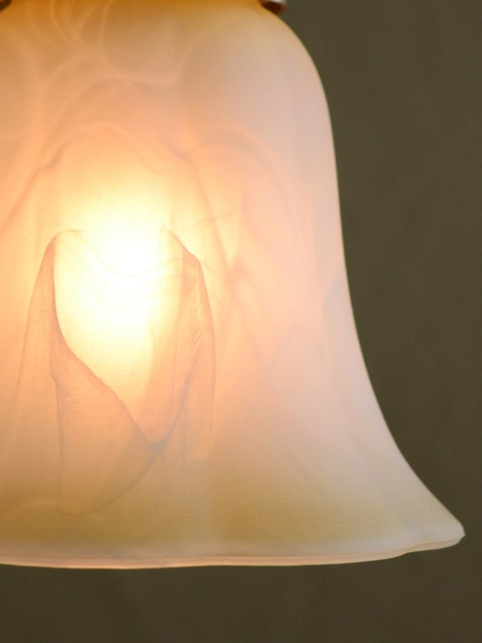 点灯後のペンダントライトの灯り