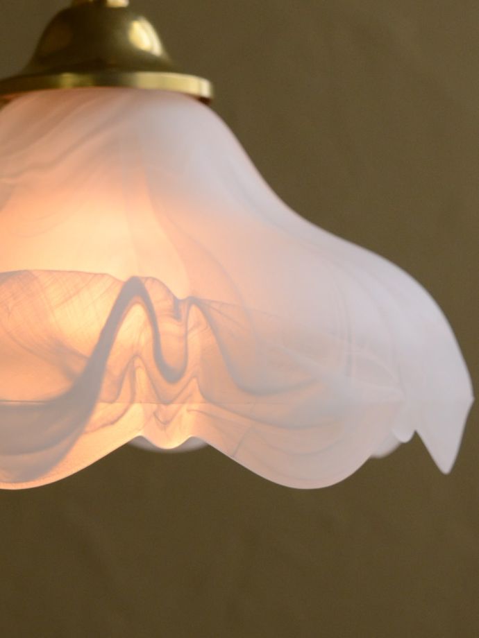 点灯後のペンダントライトの灯り