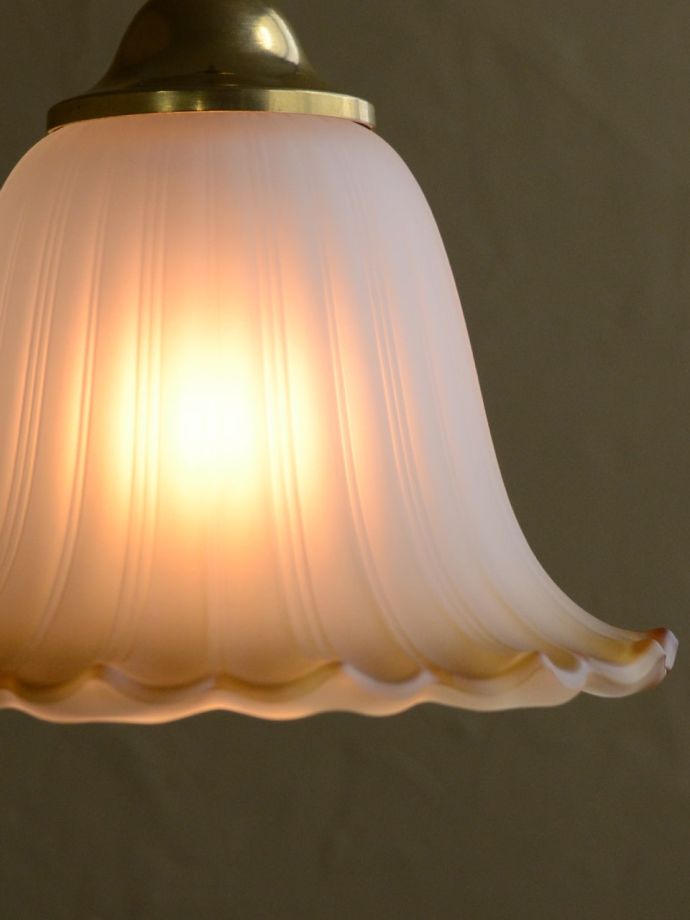 点灯後のペンダントライトの灯り