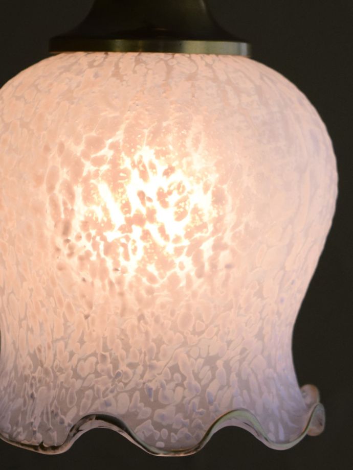 点灯後のペンダントライトの灯り