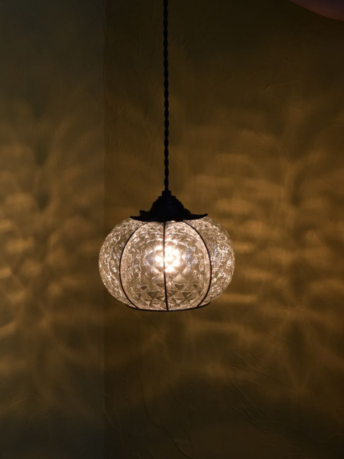 壁に映るペンダントライトの陰影