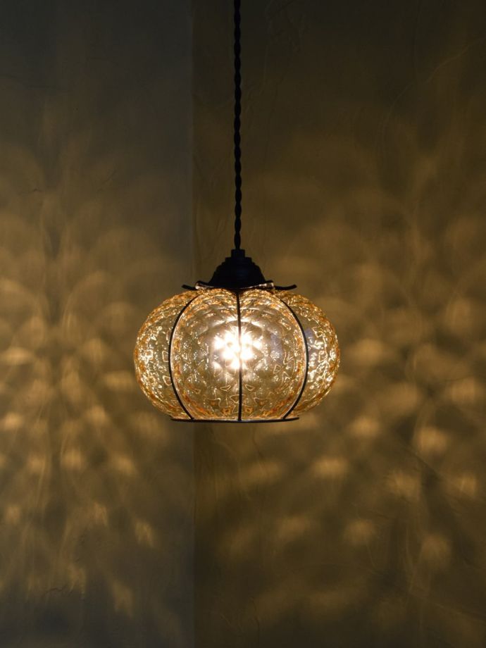 壁に映るペンダントライトの陰影