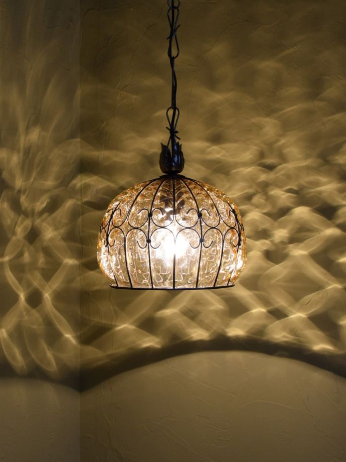 壁に映るペンダントライトの陰影