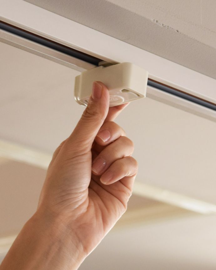 照明・ライティング　どこでも取り付け出来るコンセント型のライティングバー。まずは、シーリングボディライティングレール用のシーリングボディをクルッと回して取り付けます。(pl-279)