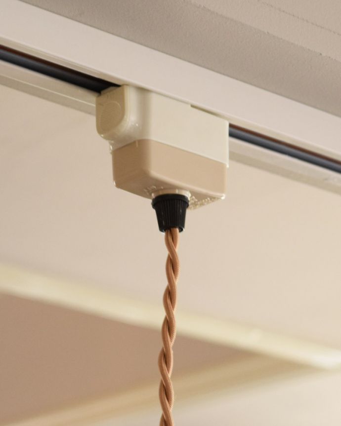 照明・ライティング　どこでも取り付け出来るコンセント型のライティングバー。取り付け完了あとは、コンセントを差し込んでスイッチを入れるだけです。(pl-279)