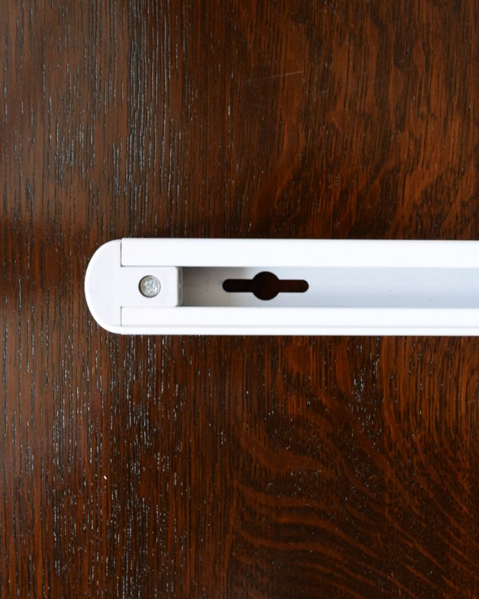 照明・ライティング　どこでも取り付け出来るコンセント型のライティングバー。好きな場所に取り付けOK使いたい場所の天井にビスを使って固定するだけで、あっという間に照明器具が取り付け出来るライティングレール。(pl-279)